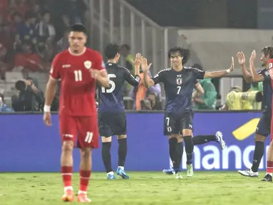 Pemain timnas Jepang, Kauro Mitoma (tengah) merayakan gol saat melawan Indonesia pada Matchday 5 Grup C putaran ketiga kualifikasi Piala Dunia 2026 zona Asia di Stadion Utama Gelora Bung Karno, Jakarta, Jumat (15/11/2024). (Liputan6.com/Angga Yuniar)