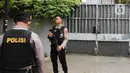 Personel kepolisian melakukan pengamanan saat penggeledahan di salah satu kediaman Ketua KPK Firli Bahuri di kawasan Jalan Kertanegara, Jakarta, Kamis (26/10/2023). (Liputan6.com/Herman Zakharia)