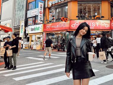 Tampil stylish dengan busana bernuansa hitam, sosok Yoriko Angeline terlihat bersinar. Memakai atasan jaket kulit membuatnya terlihat menawan dan menuai banyak pujian dari netizen. Diketahui bahwa dirinya yang saat ini berada di Korea Selatan sedang menjalani syuting film baru berjudul Laut Tengah. (Liputan6.com/IG/@yorikooangln_)