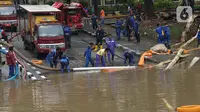 Petugas melakukan penyedotan air yang merendam underpass Kemayoran, Jakarta, Minggu (2/2/2020). Akibat hujan yang cukup lama di kawasan tersebut membuat underpass tersebut terendam air hingga ketinggian 5 meter. (Liputan6.com/Angga Yuniar)