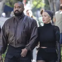 Bianca Censori memiliki gaya fashion yang unik. Kali ini, ia tampil dengan baju yang begitu ketat, tampilkan lekuk tubuhnya secara gamblang. Ia juga menambahkan aksen tutupan kepala sebagai aksesori. [Foto: Instagram/ bianca Censori]