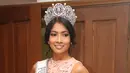 Anindya akan berada di Amerika mengikuti ajang Miss Universe 2015 sekitar satu bulan lamanya. Selain persiapan fisik, ia tak lupa untuk membawa barang wajibnya ketika bepergian yakni kamera, hp, laptop, jam tangan, sepatu heels. (Andy Masela/Bintang.com)