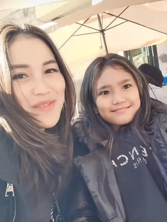 Melalui akun instagram, Ayu kemudian membagikan momen liburannya dengan sang buah hati [instagram/ayutingting92]