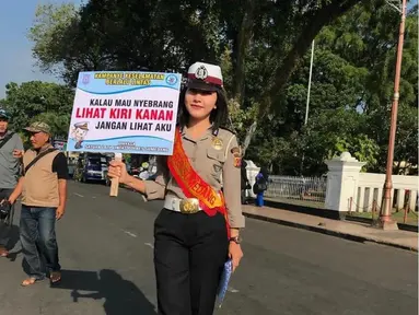 (Foto: Wahidin/ Facebook) hati-hati kalau nyebrang jalan, jangan lihat yang lain.