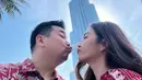 Setelah resmi menjadi pasangan suami istri, kini keduanya tengah menikmati momen bulan madu bersama di Dubai. Sebuah destinasi yang memang banyak dikunjungi para selebriti, di sini ia pun memasuki salah satu bangunan tertinggi di dunia yaitu Burj Khalifa. (Liputan6.com/IG/@nexcarlos)