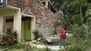 Relawan mengambil foto rumah yang rusak setelah gempa melanda Cataingan, Filipina tengah (18/8/2020). Sejauh ini setidaknya 14 gempa susulan telah dicatat oleh kantor seismologi Filipina, dengan yang terkuat tercatat pada skala M 3,5. (John Mark Lalaguna/Philippine National Red Cross via AP)