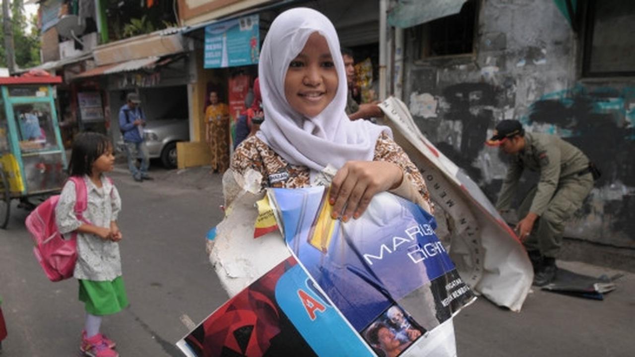 Aksi pelajar turunkan spanduk iklan rokok di warung dekat sekolah
