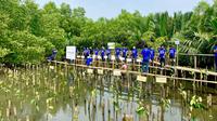Sejumlah awak media melakukan aksi penanaman mangrove di Suaka Margasatwa Muara Angke, 25 Mei 2023. (Dok. Liputan6.com/Dyra Daniera)