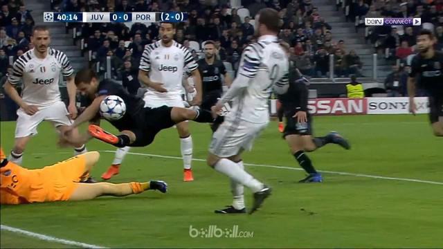 Bek Porto, diganjar kartu merah setelah ketahuan menahan tendangan striker Juventus dengan tangan. This video presented by Ballball.
