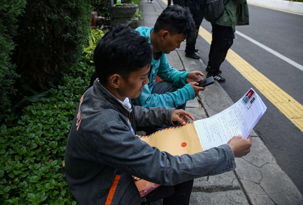 Ratusan orang melamar sebagai pasukan oranye di Balai Kota DKI Jakarta