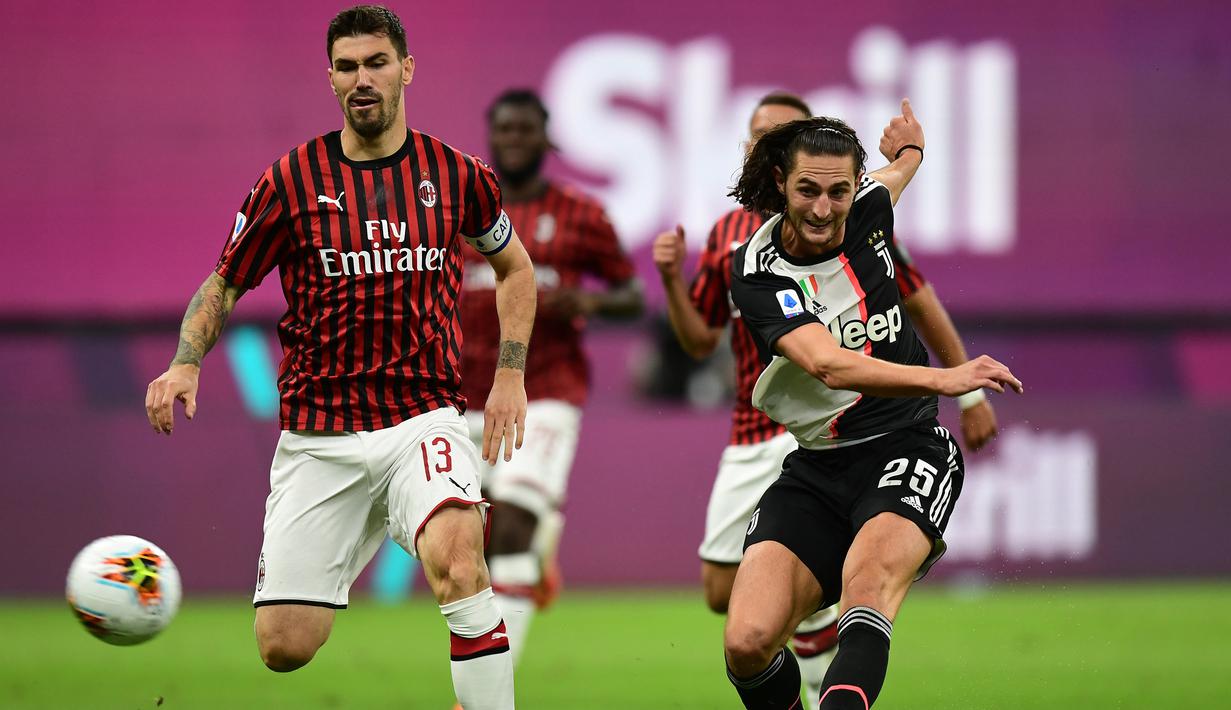 Gelandang Juventus, Adrien Rabiot, berebut bola dengan bek AC Milan, Alessio Romagnoli, pada laga lanjutan Serie A pekan ke -31 di Stadion San Siro, Rabu (8/7/2020) dini hari WIB. AC Milan menang 4-2 atas Juventus. (AFP/Miguel Medina)