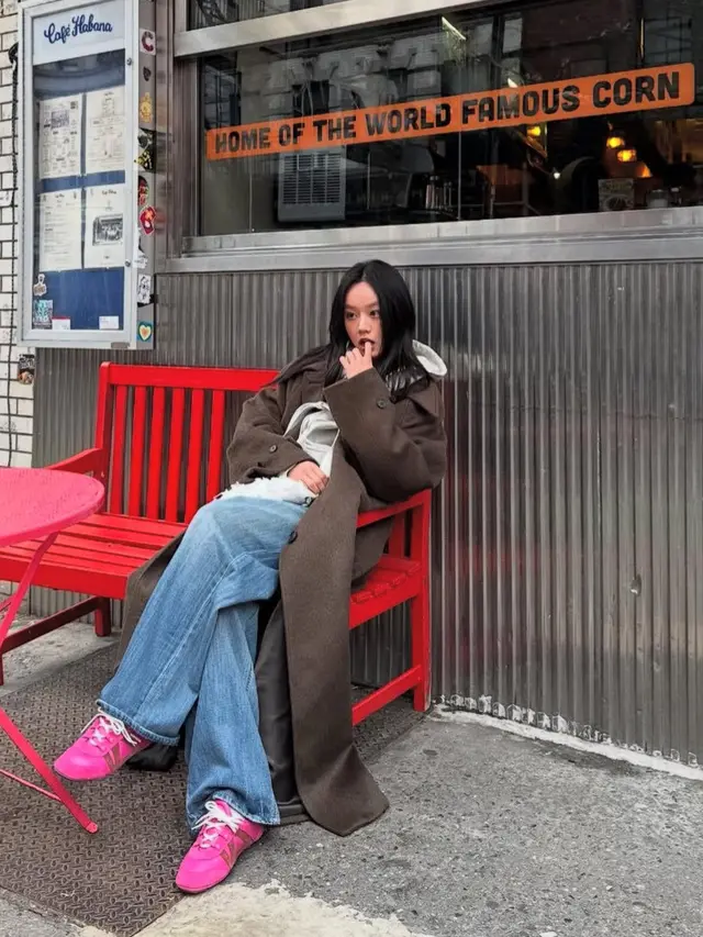 Hyeri menggunakan Louis Vuitton sneakerina. [@hyeri_0609]