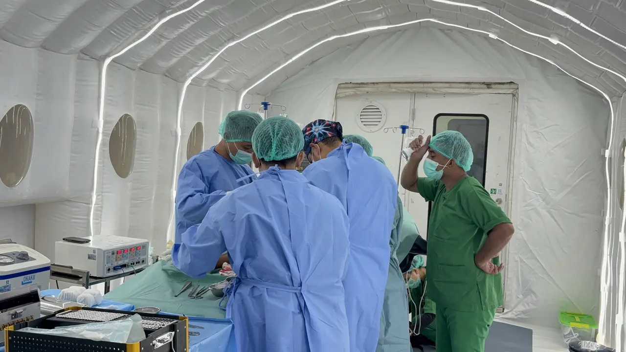 Operasi di ruang surgery Rumah Sakit Lapangan Ruteng, NTT. (Dok Kemenkes)