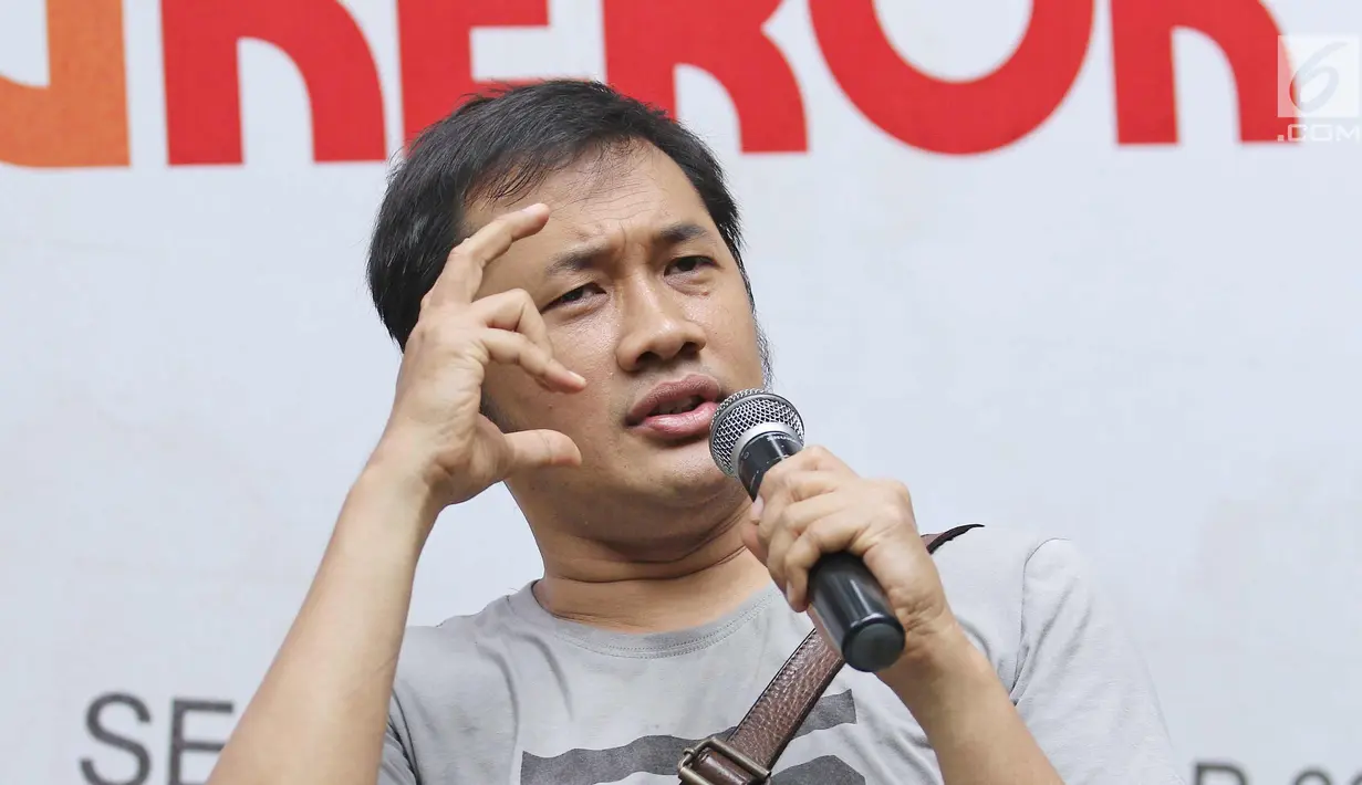Sutradara, Hanung Bramantyo memberikan keterangan saat jumpa pers poster film Benyamin Biang kerok di kawasan Duren Tiga, Jakarta, Sabtu (4/11). Film ini akan digarap kembali secara milenia. (Liputan6.com/Herman Zakharia)