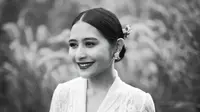 Para artis Tanah Air rayakan Hari Kebaya Nasional, Rabu (24/7/2024), dengan mengunggah potret berkebaya. Prilly Latuconsina, Rossa, hingga Erina Gudono. (Foto: Dok. Instagram @prillylatuconsina96)