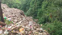 Sampah Dari Kawasan Suci Besakih Dibuang ke Jurang (Dewi Divianta/Liputan6.com)