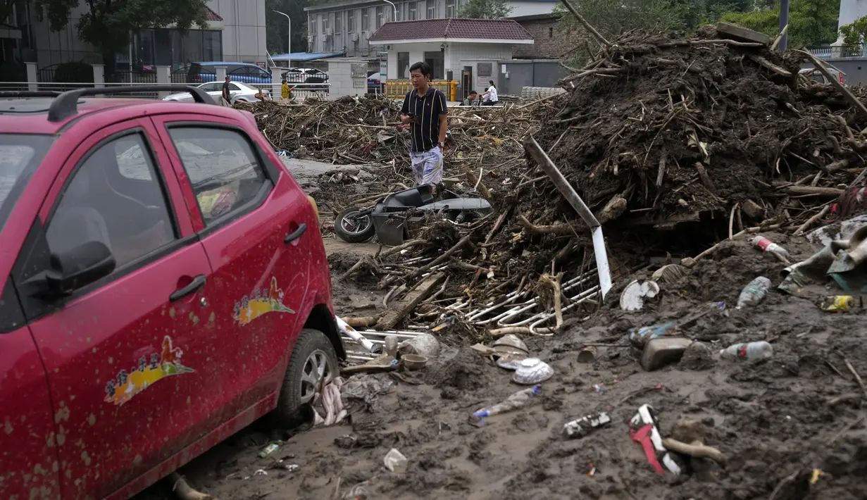 Jumlah korban dan kerusakan masih berlaku hingga Selasa, kata Xia, seraya menambahkan bahwa upaya penyelamatan masih dilakukan. (AP Photo/Andy Wong)