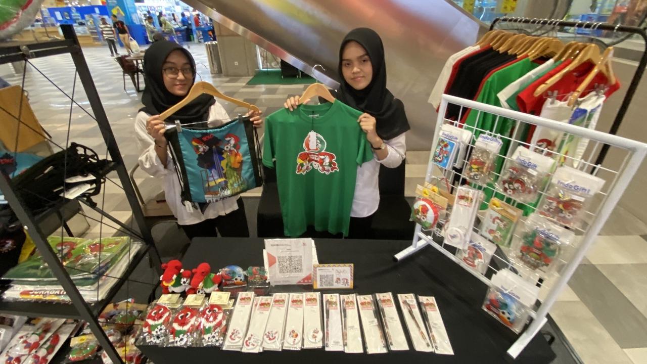 Aneka ragam merchandise Piala Dunia U-17 mulai dijual di sejumlah tempat di Kota Surabaya. (Dian Kurniawan/Liputan6.com)