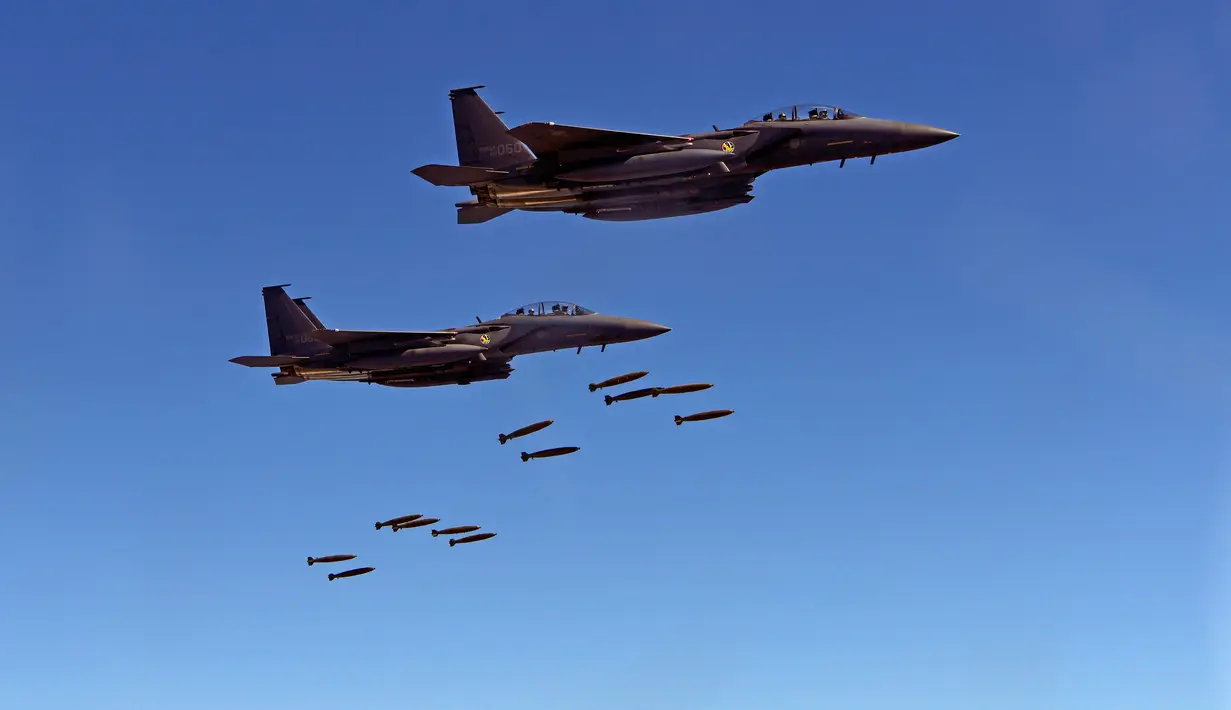 Jet tempur F-15 Korea Selatan menjatuhkan bom di atas Semenanjung Korea, Korea Selatan (31/8). Terkait latihan udara tersebut, Korea Utara dengan keras menentangnya karena dinilai sebagai persiapan invasi. (South Korea Defense Ministry via AP)