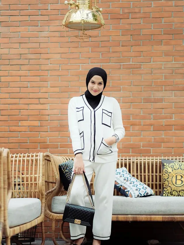 10 Ide OOTD Hijab dengan Celana Putih dari Citra Kirana hingga Cut Syifa