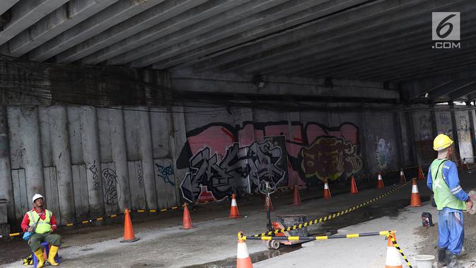 Underpass Sudirman yang ditutup bagi kendaraan saat perbaikan jalan dan pedestrian di Jalan Kendal, Jakarta, Selasa (5/2). Penutupan juga untuk menunjang pengoperasian MRT Jakarta yang mulai beroperasi akhir Maret 2019. (Liputan6.com/Immanuel Antonius)