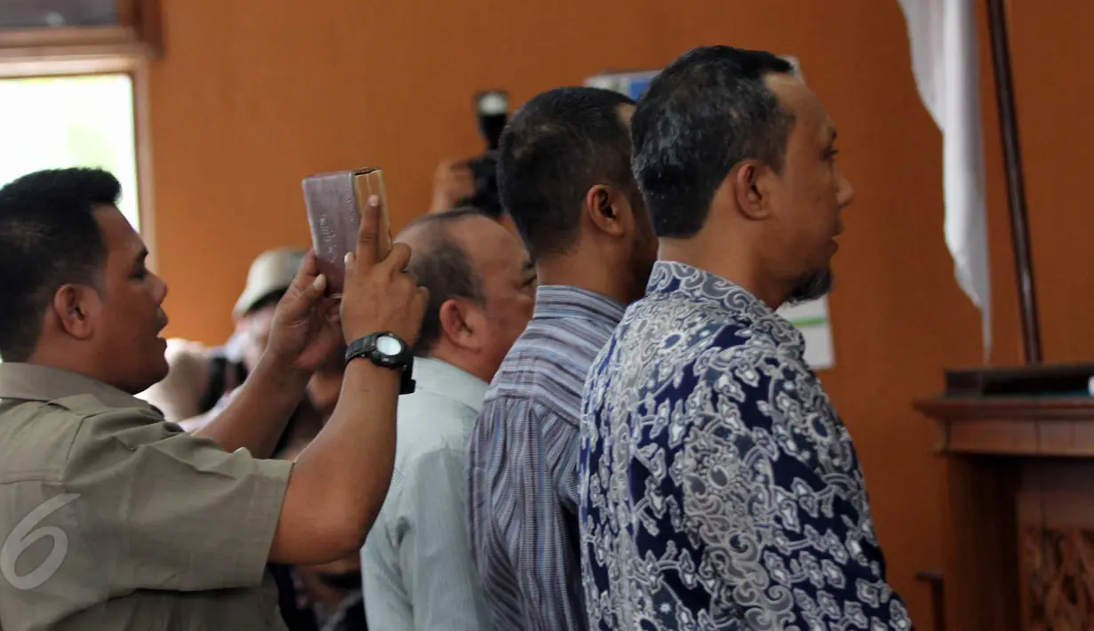 Sejumlah saksi dihadirkan saat sidang perdana praperadilan Novel Baswedan di Pengadilan Negeri Jakarta Selatan, Kamis (4/6/2015). (Liputan6.com/Helmi Afandi)