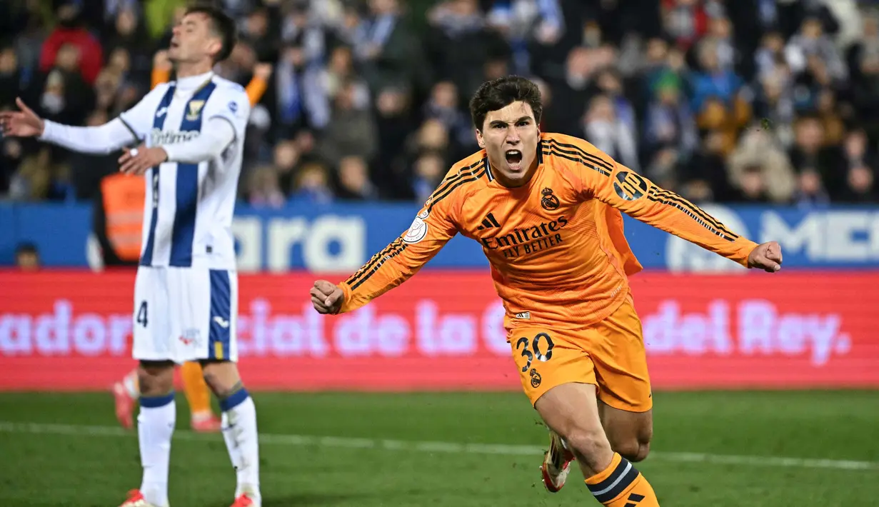 Penyerang Real Madrid, Gonzalo Garcia melakukan selebrasi setelah mencetak gol ketiga perempat final Copa del Rey 2024/2025 melawan Club Deportivo Leganes SAD di Estadio Municipal de Butarque, Leganes pada 5 Februari 2025 waktu setempat atau Kamis 6 Februari 2025 dini hari WIB. (JAVIER SORIANO/AFP)