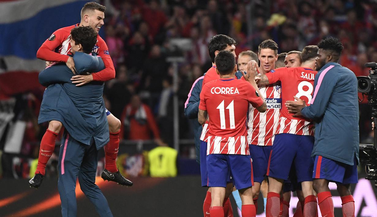 Selebrasi para pemain Atletico Madrid setelah menyingkirkan Arsenal pada laga leg kedua babak semifinal Liga Europa 2017/2018 di Wanda Metropolitano Stadium, Madrid (3/5/2018). Arsenal disingkirkan Atletico Madrid pada ajang Liga Europa 2017/2018 yaitu pada babak semifinal. Pada leg pertama kedua tim bermain imbang 1-1 di Emirates Stadium (26/4/2018) dan pada leg kedua Arsenal takluk 0-1 di kandang Atletico Madrid (3/5/2018). (AFP/Pierre-Philippe Marcou)