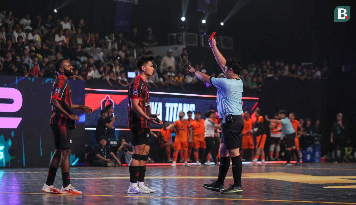Pemain Grim Reaper, Sanjaya mendapatkan kartu merah dari wasit setelah melakukan pelanggaran terhadap pemain Nova Titans dalam laga final Futsal X Series 2 di GOR UNJ, Rawamangun, Jakarta, Minggu (18/01/2026). (Bola.com/Bagaskara Lazuardi)