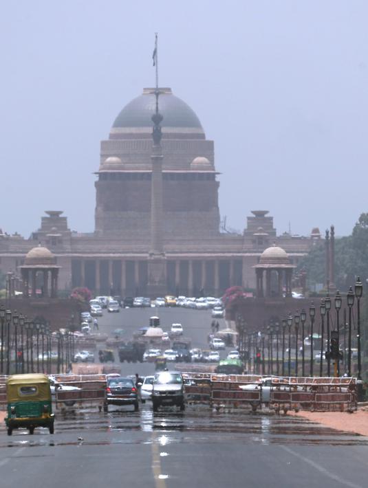 Istana kepresidenan India terlihat ketika kendaraan melintas selama musim panas di New Delhi, India (10/6/2019). Kondisi gelombang panas yang parah menyapu bagian utara dan barat India dengan suhu maksimum melonjak hingga 48 derajat Celcius ( 118 F). (AP Photo/Manish Swarup)