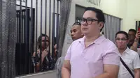 Wali Kota Clarin, David Navarro (berborgol) memasuki kantor polisi setelah penangkapannya di Cebu. Orang-orang bersenjata menghentikan van polisi yang membawa Navarro ke kantor kejaksaan negara bagian di Cebu tengah dan menembaknya. (AFP)