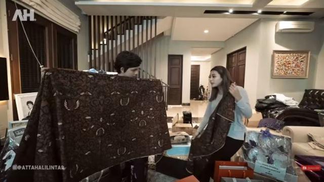 Bukan Kado Jokowi, Hadiah Buku dari Fans yang Bikin Atta Halilintar dan Aurel Hermansyah Heboh