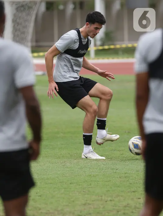 Pesepakbola Elkan Baggott saat latihan bersama Timnas Indonesia di Lapangan Stadion Madya, Kompleks GBK, Jakarta, Rabu (10/11/2021). Timnas Indonesia akan melaksanakan pemusatan latihan dan dua laga uji coba di Turki sebagai persiapan menghadapi Piala AFF 2020. (Liputan6.com/Helmi Fithriansyah)