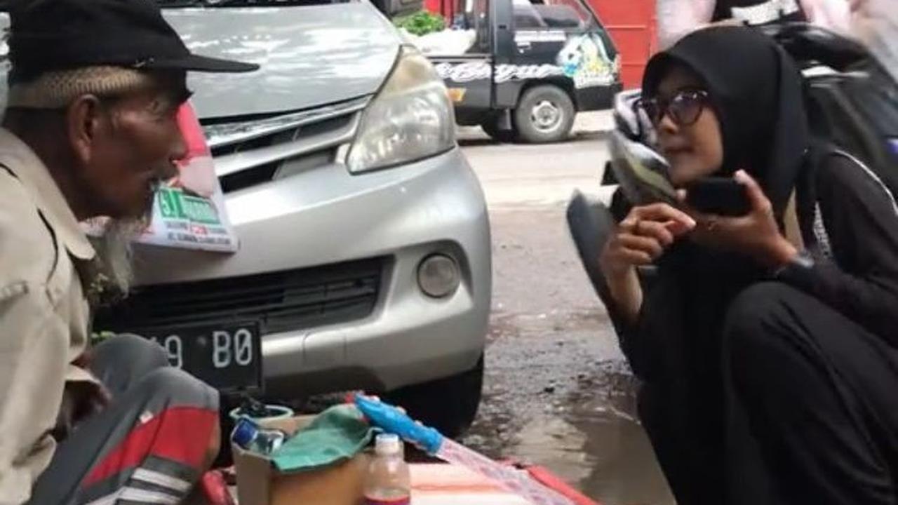 Kisah Haru Mbah Salam, Penjual Mainan yang Setiap Hari Tidur Beralaskan Kardus di Emperan Toko