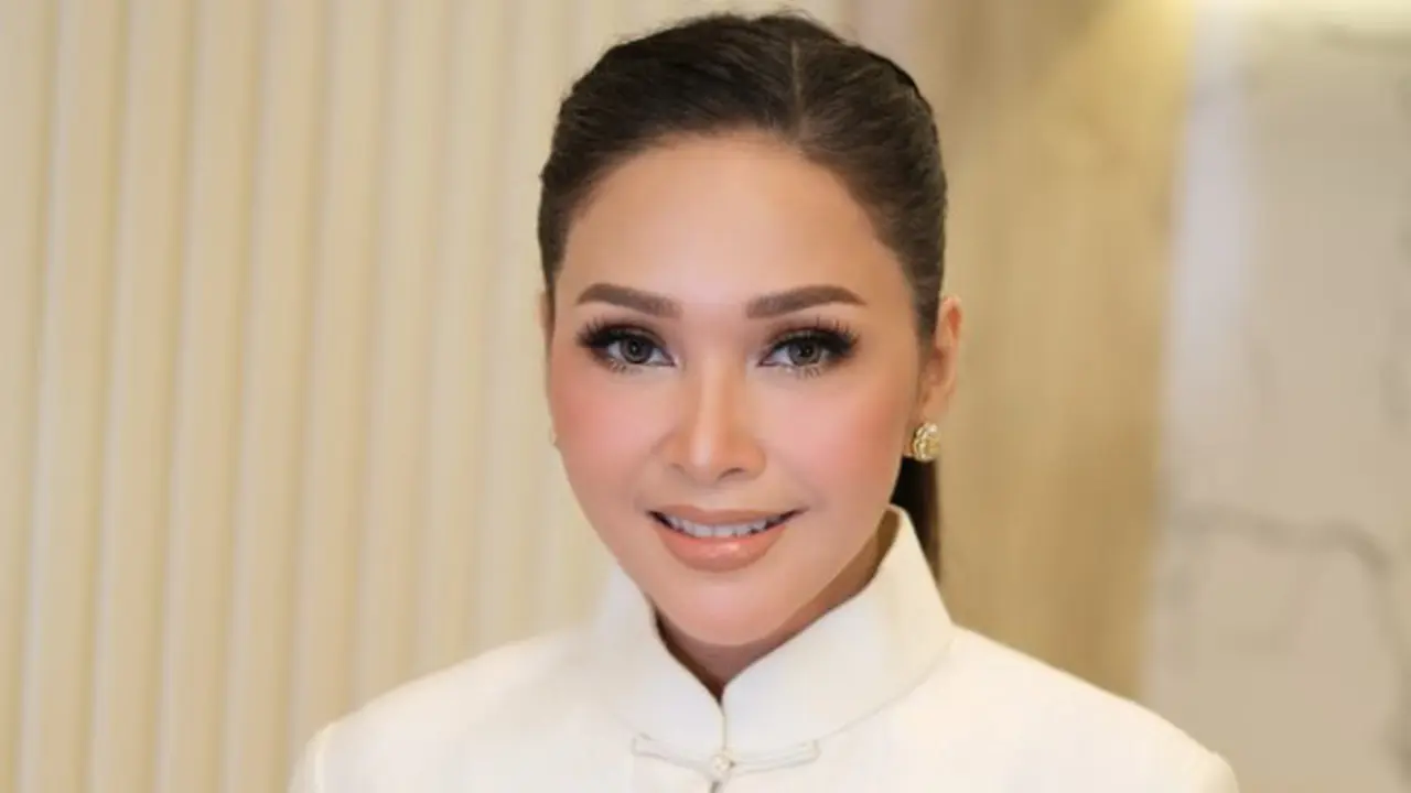 Potret Maia Estianty dengan Kebaya Modern Model Long Coat dan Jam Tangan Mewah