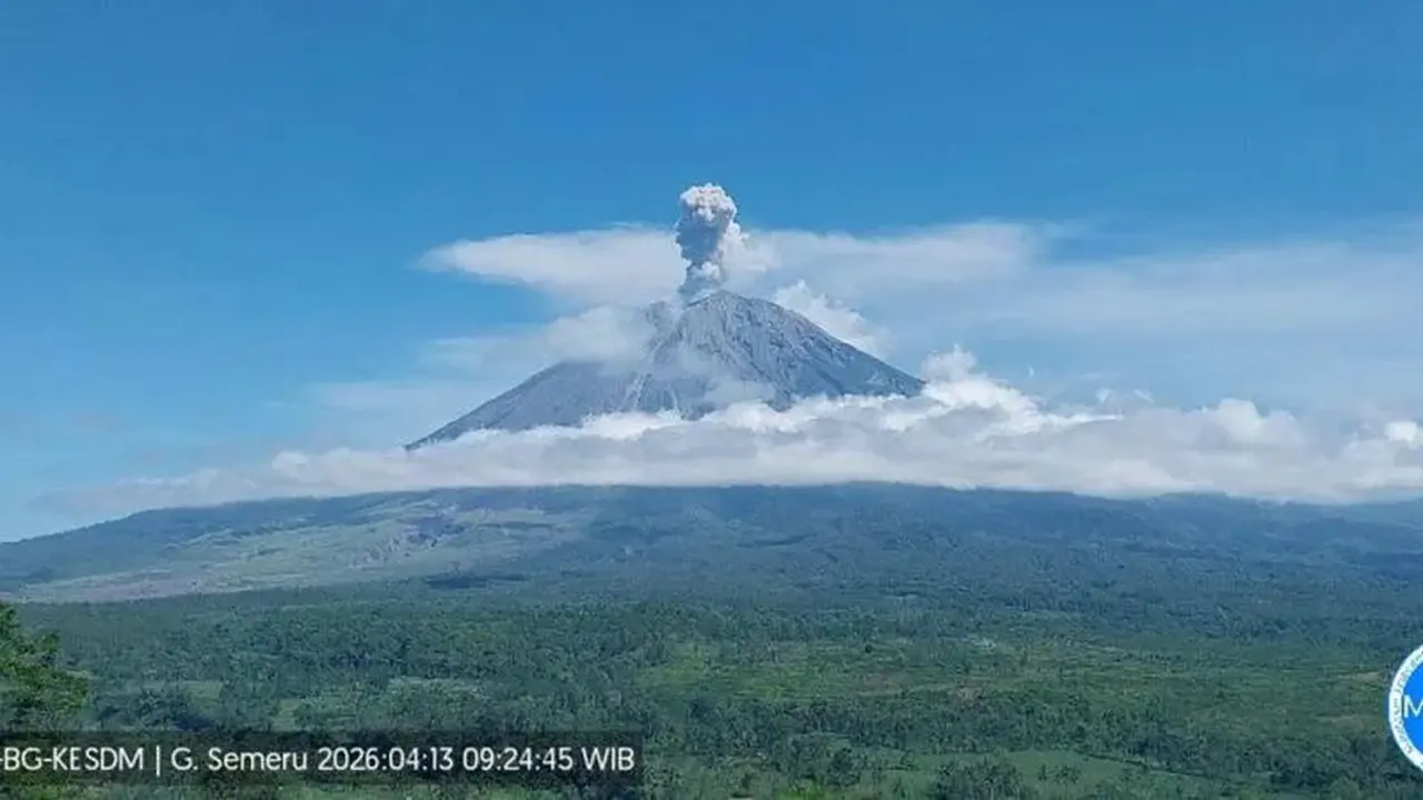 Gunung Semeru erupsi