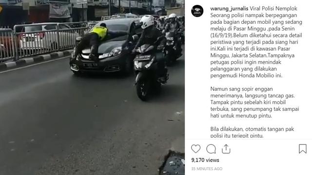 Polisi tersangkut di kap mobil