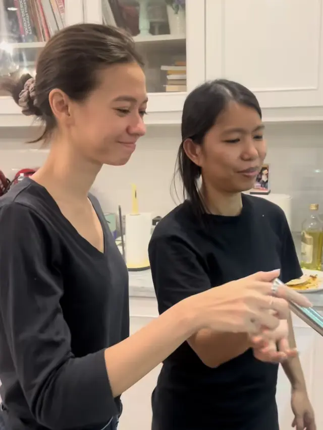 Bunga Citra Lestari dan Yuki Kato Saat Masak Rendang. [@bumiauw]