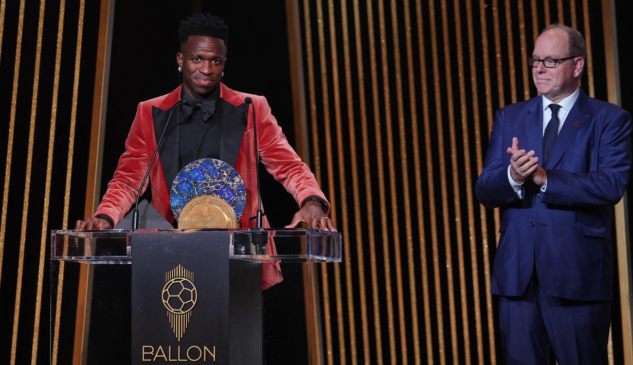 Sebuah penghargaan spesial diberikan kepada Vinicius Junior atas aksinya di luar sepak bola, yakni dengan mendirikan Instituto Vini Jr. (FRANCK FIFE / AFP)