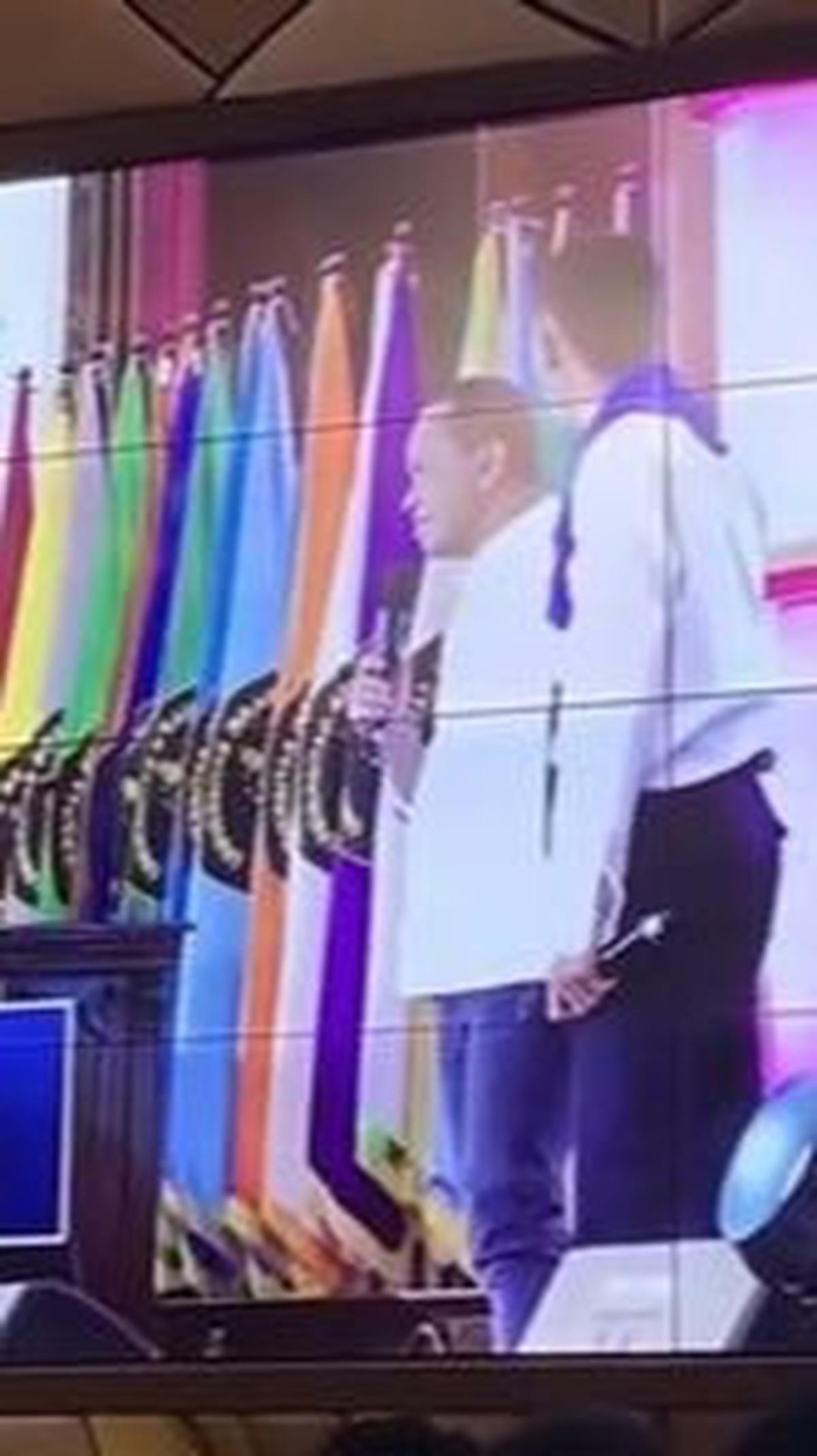 "Saya lihat kamu luar biasa sekali. Punya sikap yang berani dan gentle. Dan ciri seorang pengusaha itu ada pada kamu. Mau engga kamu kontrak sama saya?" kata Bahlil dalam video.