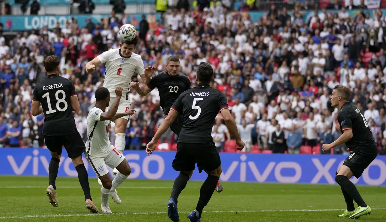 Bek Manchester United, Harry Maguire beberapa kali menciptakan peluang bagi Timnas Inggris melalui sundulan kepala ciri khasnya. Namun sayang bola masih melambung jauh diatas mistar gawang Neuer. (Foto: AP/Pool/Frank Augstein)
