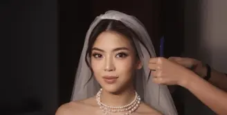 Clarissa Tanoesoedibjo tampil menawan dalam balutan wedding dress bergaya klasik saat lakoni foto prewedding beberaoa waktu lalu. [Foto: Instagram/ Clarissa Tanoe]