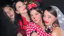 Naysilla Mirdad jadi karakter Minnie Mouse kenakan dress polkadot dengan bando kuping tikus. Ia bahkan merias wajahnya dengan kumis merah di pipi dan hidung hitam [@naymirdad]