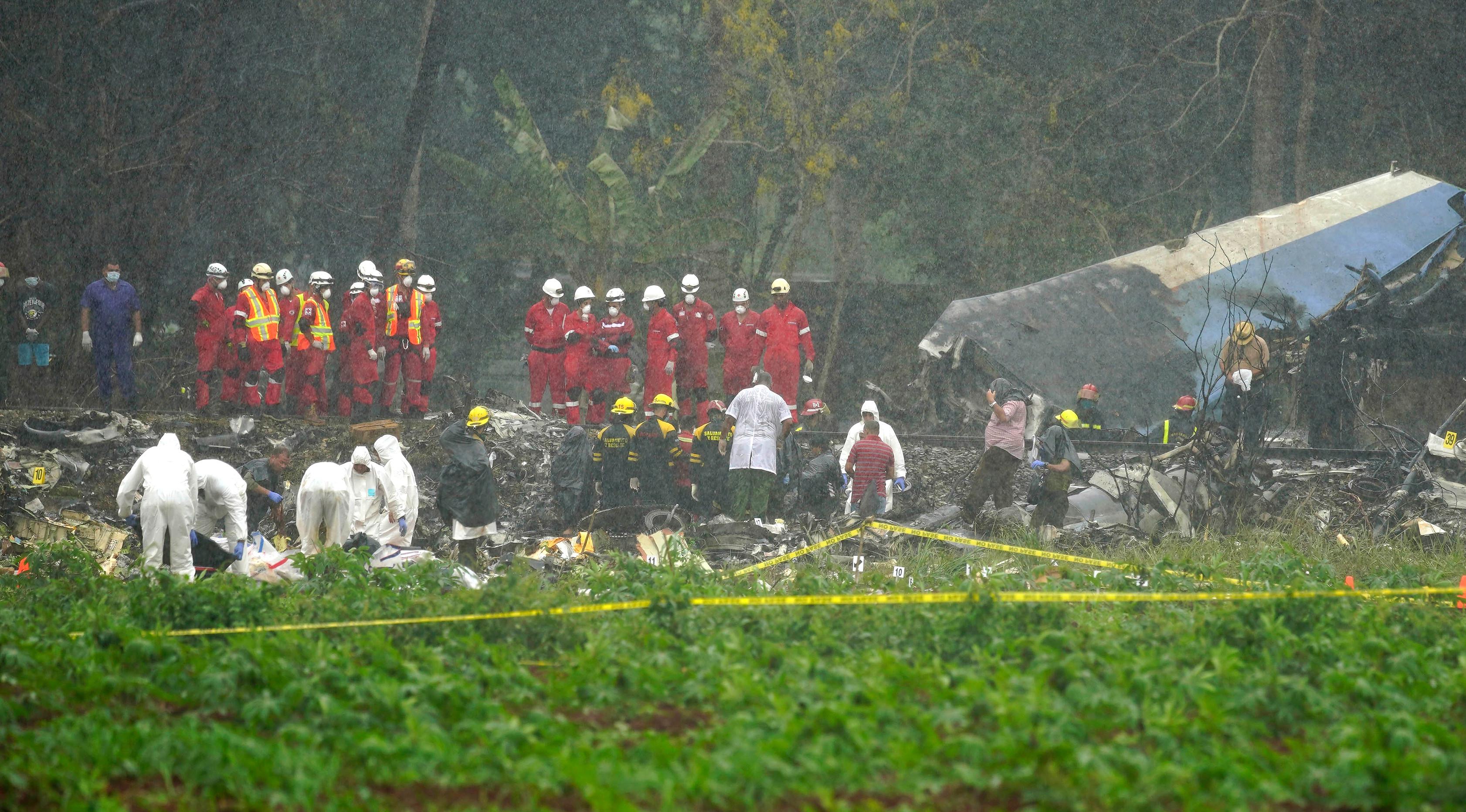 Guyuran hujan turun saat tim penyelamat mencari korban dalam jatuhnya Boeing 737 di Havana, Kuba, Jumat (18/5). Kecelakaan terjadi sesaat setelah pesawat lepas landas dari Bandara Jose Marti, Havana, Kuba, Jumat waktu setempat. (AP Photo/Ramon Espinosa)
