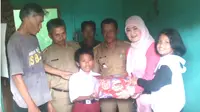 Fadil, Bocah Penjual Kerupuk di Garut, Kembali Bersekolah. (Liputan6.com/Jayadi Supriadin)