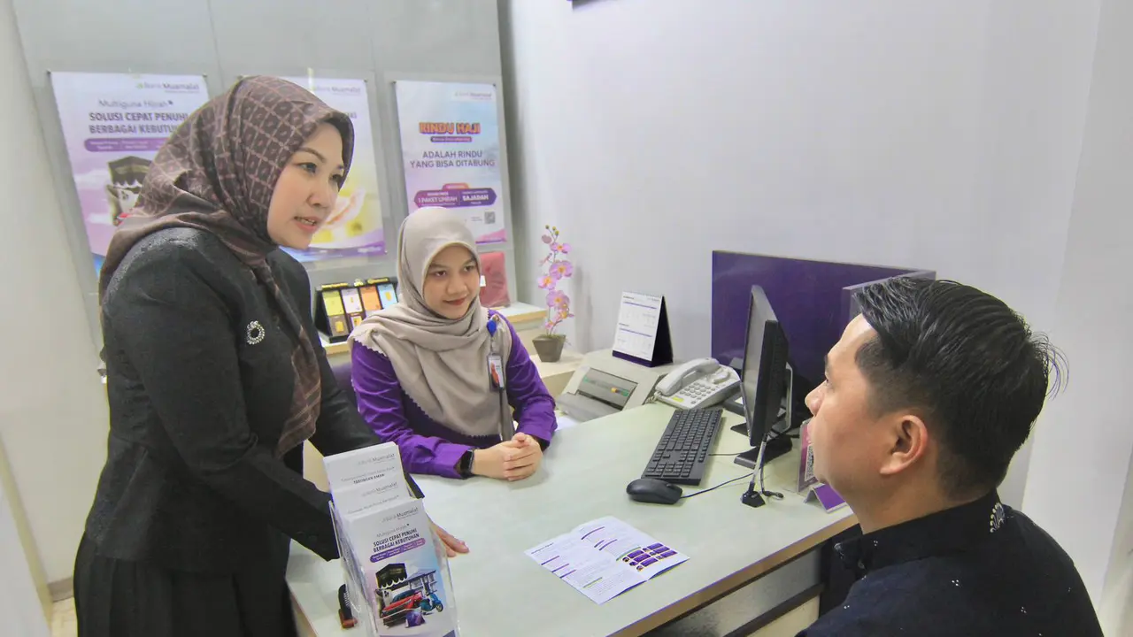 Nasabah mendengarkan penjelasan dari Branch Manager Bank Muamalat Kramat Raya Dian Sulistyowati (kiri) tentang produk pembiayaan Multiguna iB Hijrah di Kantor Cabang Bank Muamalat Kramat Raya, Jakarta, Kamis (11/12/2025).