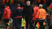 Ekspresi pelatih Manchester United, Jose Mourinho usai pertandingan melawan Sevilla pada leg kedua babak 16 Liga Champions di Old Trafford, Inggris (13/3). MU kalah atas Sevilla 2-1. (AFP Photo/Oli Scarff)