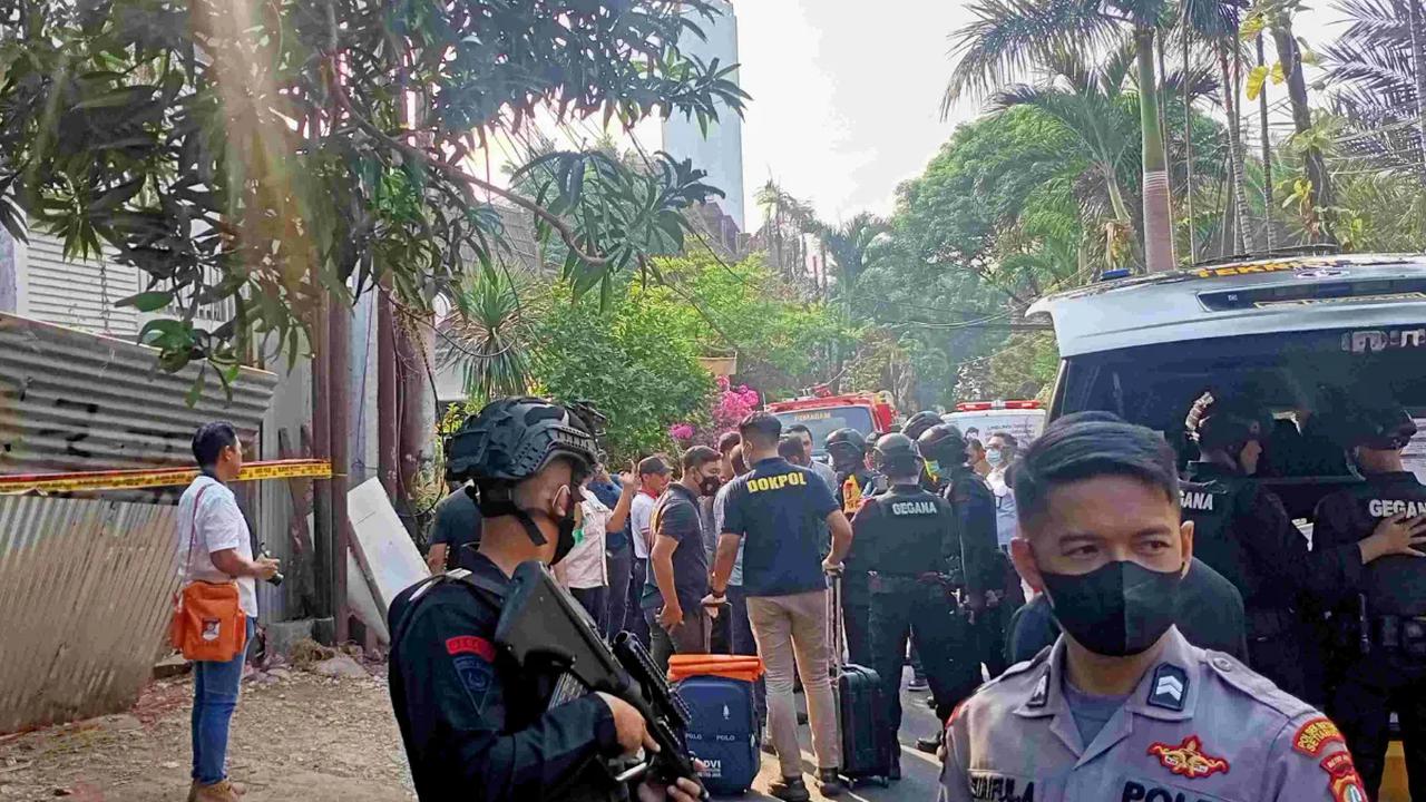 Ledakan tersebut memicu kerumunan warga. Setelah itu, warga melapor ke Polsek Setiabudi Jakarta Selatan. Setelah ledakan, tukang inisial A ditemukan tewas di lokasi.