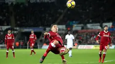 Pemain Liverpool, Roberto Firmino mengambil alih bola saat bertandang ke kandang Swansea City dalam lanjutan Premier League di Stadion Liberty, Selasa (23/1). Liverpool tumbang 0-1 dari penghuni dasar klasemen Liga Inggris Swansea. (Nick Potts/PA via AP)