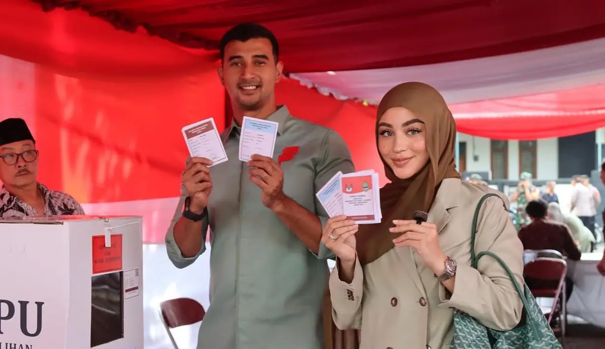 Ali Syakieb dan Margin Wieheerm tampil kompak dengan busana earth tone. Ali kenakan kemeja hijau keabuan dengan celana hitam. Sedangkan Marginnk kenakan double breasted blazer dan hijab cokelat [@alisyakieb]